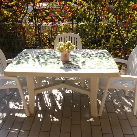 Paola-pochi Passi Dal Mare-zona Piazza Aurora-lido Di